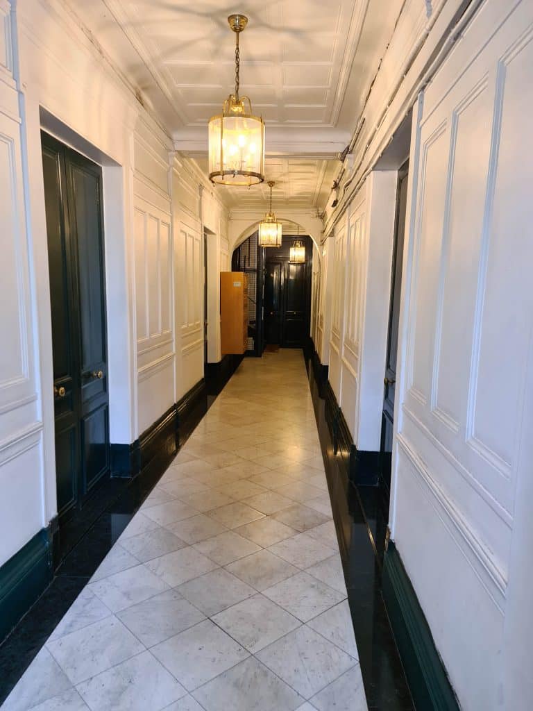 Entrée de l'association CDCL immeuble à Paris