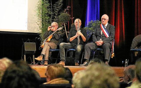 Henri Labb&eacute;, assis pr&egrave;s des musiciens de jazz qui ont anim&eacute; la soir&eacute;e.