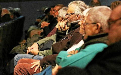 Un auditoire tr&egrave;s attentif durant le discours d&rsquo;Henri Labb&eacute;, maire d&rsquo;Erquy, vendredi soir, &agrave; L&rsquo;Ancre des mots.
