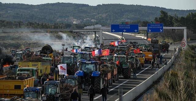 photo des agriculteurs protestent avec des tracteurs pour bloquer l&rsquo;autoroute a9 pr&egrave;s du p&eacute;age de croix sud &agrave; narbonne, le 26&nbsp;janvier 2024. 