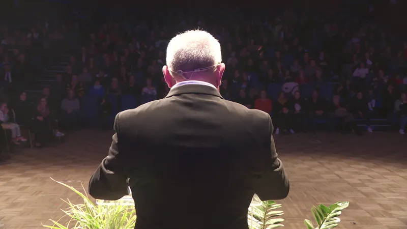 De nombreux &eacute;lus et habitants sont venus assister aux v&oelig;ux du maire de P&eacute;age-de-Roussillon (Is&egrave;re) le 2 janvier 2024 pour t&eacute;moigner de leur soutien apr&egrave;s l'agression dont il a &eacute;t&eacute; victime.