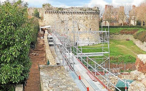 Le rempart nord ne sera pas &agrave; la f&ecirc;te, cet &eacute;t&eacute;, pour le retour des c&eacute;l&egrave;bres festivit&eacute;s m&eacute;di&eacute;vale de Dinan. Et pour cause, ses abords seront toujours occup&eacute;s par les travaux de restauration, pr&eacute;c&eacute;dant une future ouverture au public du chemin de ronde et de ses &eacute;difices.