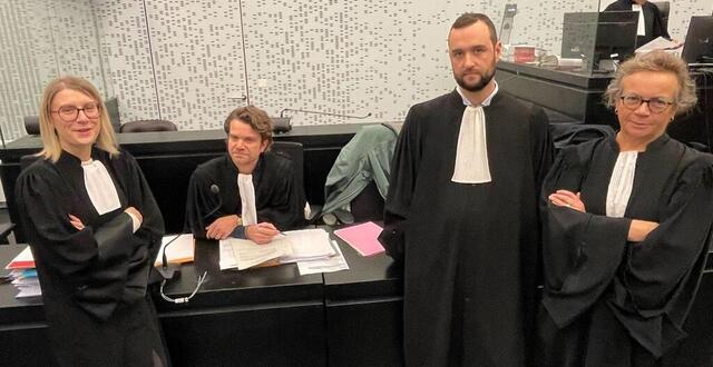photo quatre des cinq avocats de la d&eacute;fense avant que ne d&eacute;bute le proc&egrave;s devant la cour d&rsquo;assises du morbihan. 