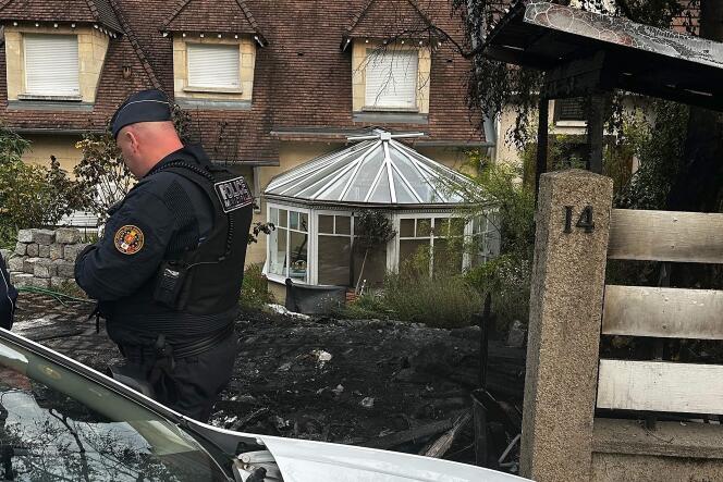 Un policier surveille le domicile du maire de l&rsquo;Ha&yuml;-les-Roses (Val-de-Marne), Vincent Jeanbrun, le 2&nbsp;juillet&nbsp;2023, apr&egrave;s que des &eacute;meutiers ont attaqu&eacute; sa maison en voiture-b&eacute;lier, blessant la femme et l&rsquo;un des enfants de l&rsquo;&eacute;lu.