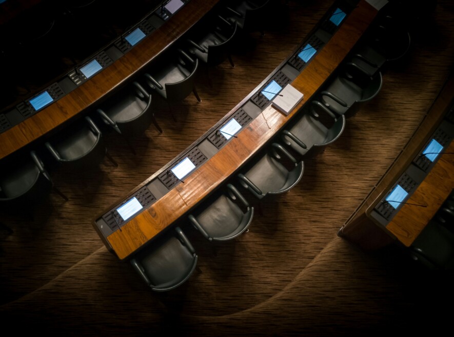 Les &eacute;lus locaux sont confront&eacute;s &agrave; de nombreux d&eacute;fis, &agrave; commencer par une charge de travail toujours plus importante et un manque de soutien financier. &mdash; Photo : Joakim Honkasalo &ndash; Unsplash