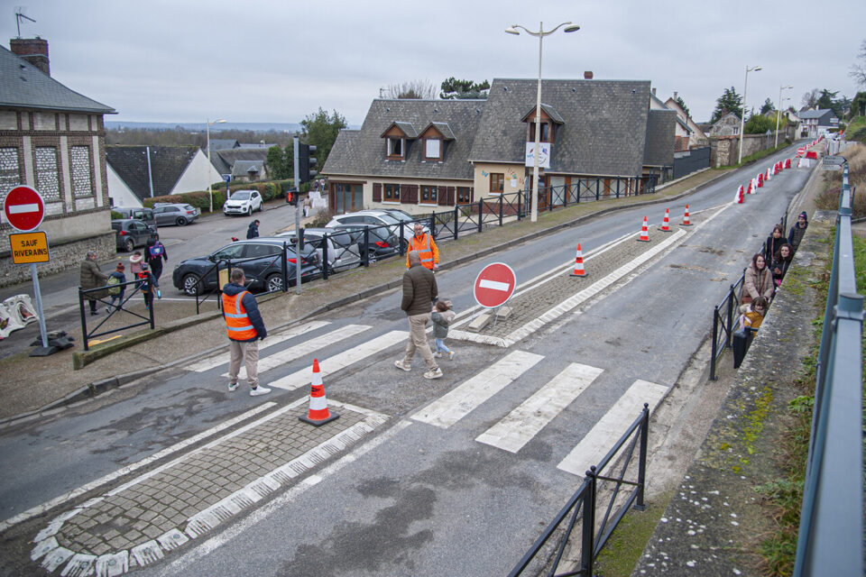 Quatre agents de la commune sont mobilis&eacute;s pour renforcer la s&eacute;curit&eacute; &agrave; la rentr&eacute;e et &agrave; la sortie des &eacute;l&egrave;ves de l'&eacute;cole.