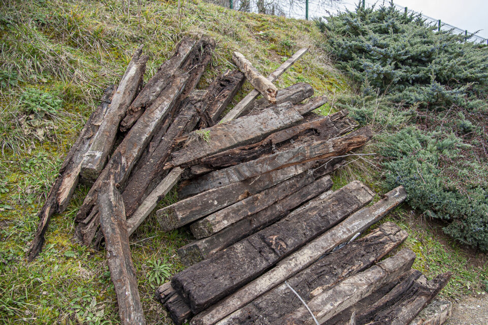 Les traverses de chemins de fer existantes, se sont d&eacute;t&eacute;rior&eacute;es avec le temps.