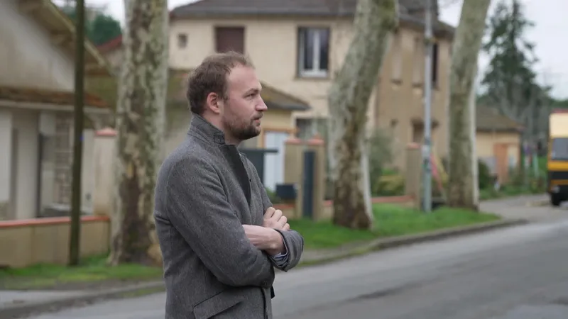 "Quand je sors de chez moi, je tourne la t&ecirc;te pour voir s'il y a quelqu'un", confie le maire, cinq mois apr&egrave;s sa seconde agression.