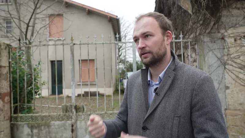 De retour sur les lieux de son agression, J&eacute;r&eacute;my Lagarde ne sait pas "o&ugrave; il serait aujourd'hui" si des voisins n'&eacute;taient pas intervenus pour l'aider.
