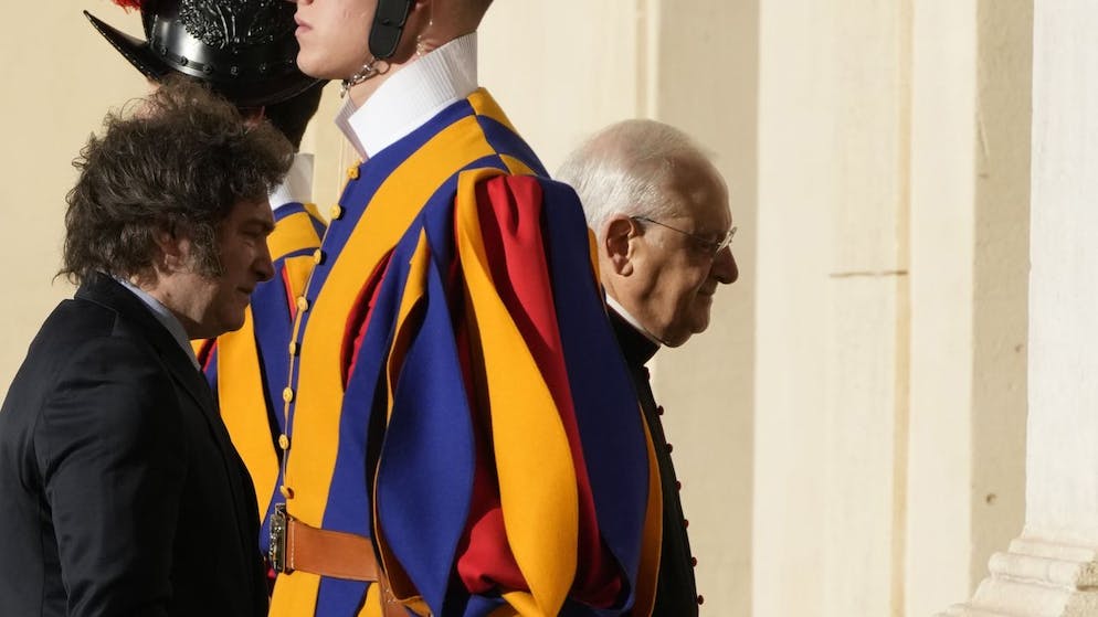 Le pr&eacute;sident argentin Javier Milei (gauche), entre deux gardes suisses, est pr&eacute;c&eacute;d&eacute; par le chef de la Maison pontificale, Mgr Leonardo Sapienza, dans la cour Saint-Damase au Vatican, alors qu'il se rend &agrave; une audience priv&eacute;e avec le Pape Fran&ccedil;ois lundi.