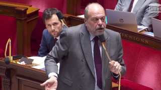 En reproduisant la &laquo;&nbsp;quenelle&nbsp;&raquo; popularis&eacute;e par Alain Soral et Dieudonn&eacute;, &Eacute;ric Dupond-Moretti a provoqu&eacute; la col&egrave;re d&rsquo;une partie de l&rsquo;h&eacute;micycle alors que ce dernier rappelait que c&rsquo;est &agrave; l&rsquo;extr&ecirc;me droite que l&rsquo;on doit ce geste. 
