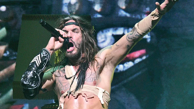 Frah, le c&eacute;l&egrave;bre chanteur de SHK PNK, Shanka Ponk en concert - novembre 2023.