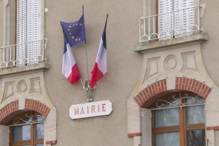 , Agression d&rsquo;&eacute;lus : l&rsquo;auteur des jets de p&eacute;tards dans une mairie de la Sarthe plac&eacute; en d&eacute;tention provisoire