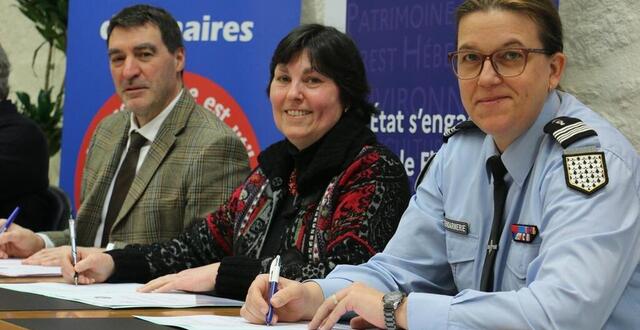 photo ce lundi 4&nbsp;mars 2024, &agrave; cl&eacute;den-cap-sizun (finist&egrave;re), alain espinasse, pr&eacute;fet du finist&egrave;re, nadine kersaudy, pr&eacute;sidente de l&rsquo;association des maires ruraux du finist&egrave;re, et la colonelle charlotte tournant, commandant le groupement de gendarmerie d&eacute;partementale, lors de la signature d&rsquo;une convention de partenariat. 