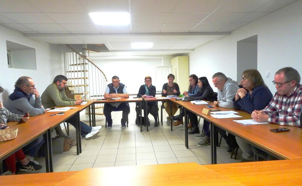 Les &eacute;lus &agrave; la table du Conseil en fin de s&eacute;ance.