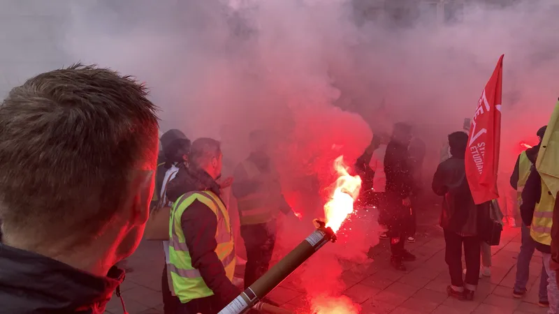 Manifestation devant la gare de Strasbourg pour soutenir Marion, victime d'une agression &agrave; la SNCF et en proc&eacute;dure de licenciement