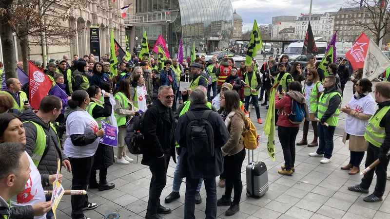Manifestation devant la gare de Strasbourg pour soutenir Marion, victime d'une agression &agrave; la SNCF et en proc&eacute;dure de licenciement
