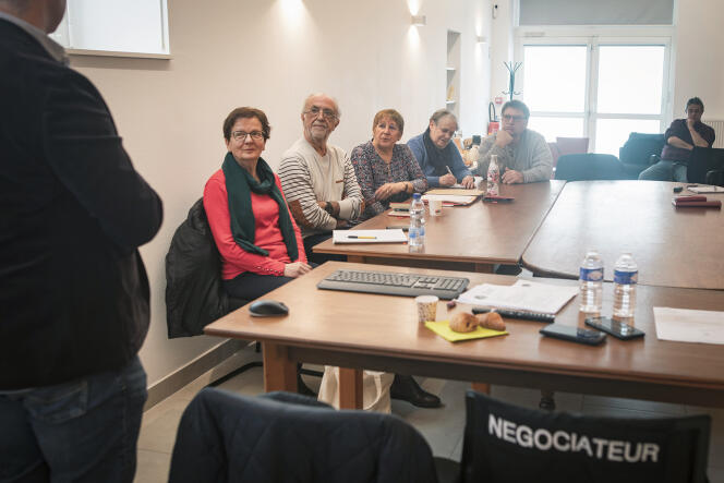 Des maires charentais lors de la formation orchestr&eacute;e par un gendarme n&eacute;gociateur de crise, &agrave; la mairie de Lux&eacute; (Charente), le 14&nbsp;mars&nbsp;2024.