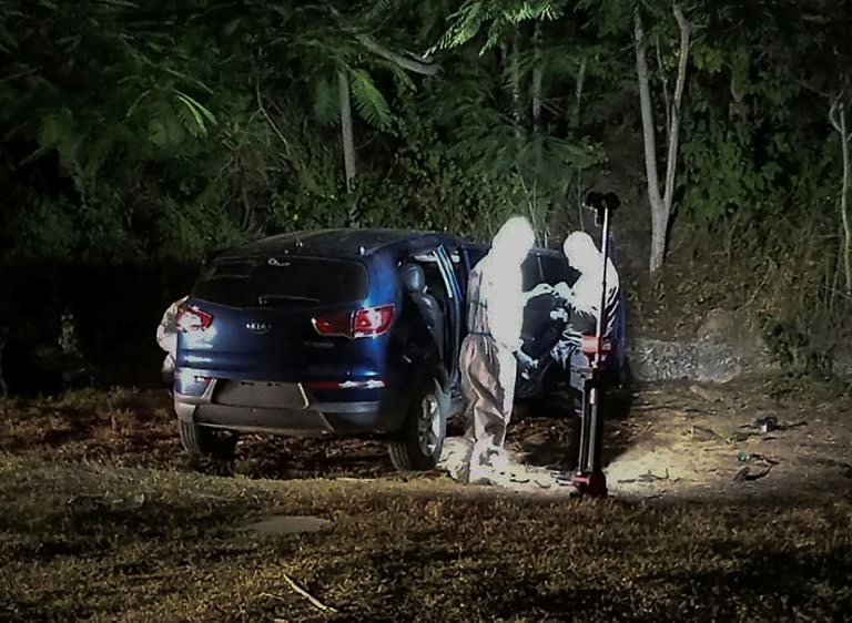 Photo diffus&eacute;e par le service de presse de la police &eacute;quatorienne montrant des experts v&eacute;rifiant la voiture dans laquelle Brigitte Garcia, maire du village de San Vicente, a &eacute;t&eacute; retrouv&eacute;e tu&eacute;e par balle le 24 mars 2024, &agrave; San Vicente, dans la province de Manabi, en &Eacute;quateur (Handout)