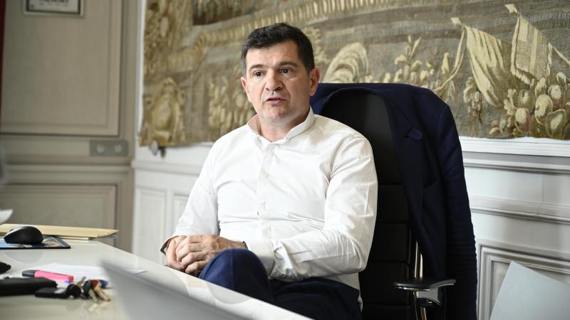 Benoist Apparu, dans son bureau de l&rsquo;h&ocirc;tel de ville le 30 juin 2023.
