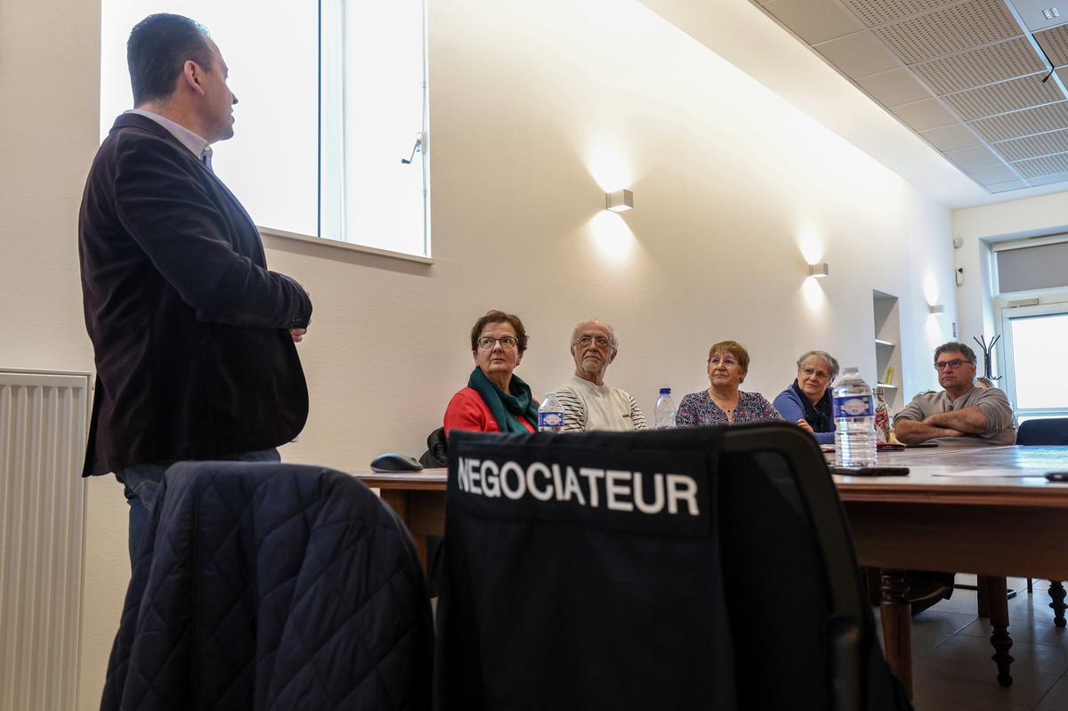 , &ldquo;J&rsquo;ai cru que j&rsquo;allais m&rsquo;en prendre une&rdquo;: &agrave; Lux&eacute;, des &eacute;lus se forment &agrave; d&eacute;samorcer les tensions avec les administr&eacute;s