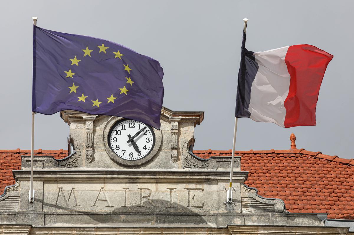 , Justice : des &eacute;lus effray&eacute;s par des p&eacute;tards se d&eacute;fenestrent, une enqu&ecirc;te ouverte