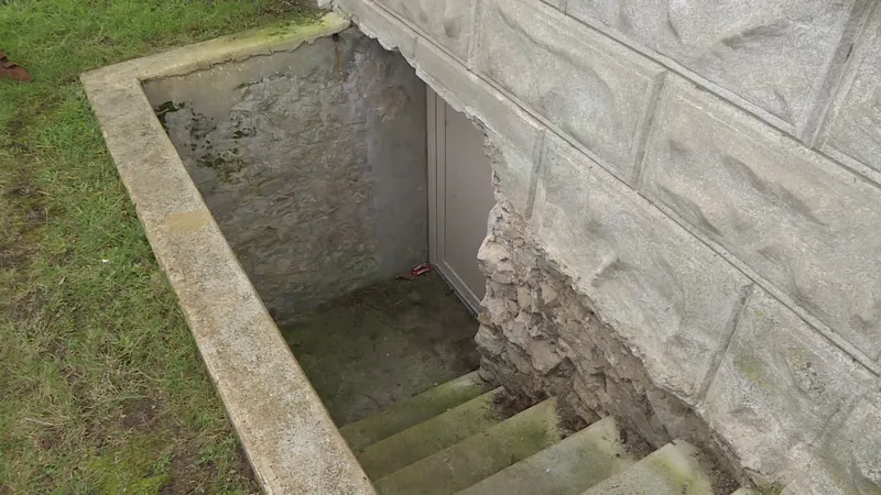 Une conseill&egrave;re municipale de la commune de Challes est tomb&eacute;e dans cette cage d'escalier en pierre apr&egrave;s avoir fui une d&eacute;tonation de p&eacute;tards.