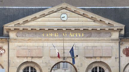 Le fronton de la cour d'appel de Versailles. (JACQUES DEMARTHON / AFP)