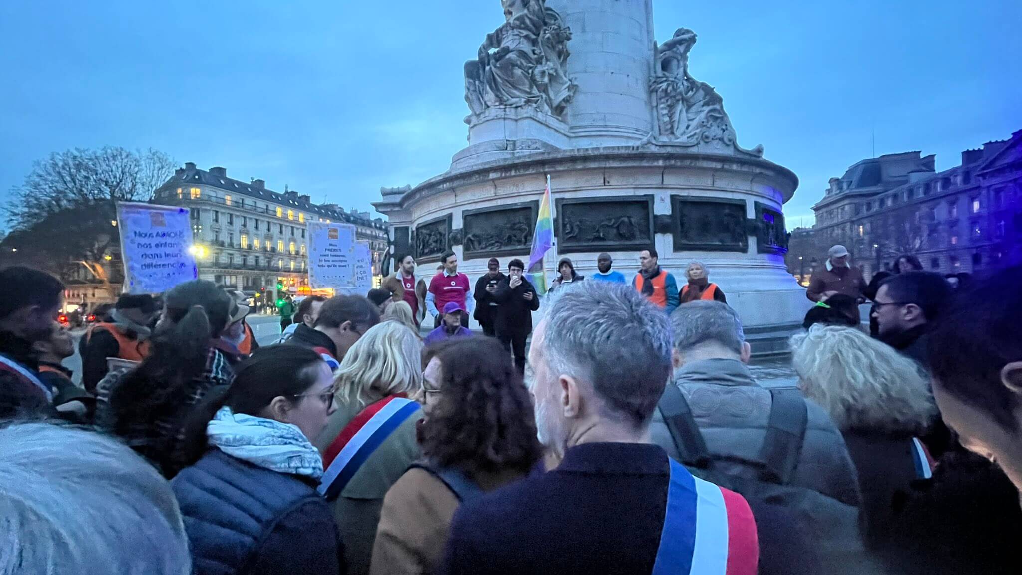 , Rassemblement de soutien &agrave; la victime d&rsquo;une agression homophobe dans un bar parisien