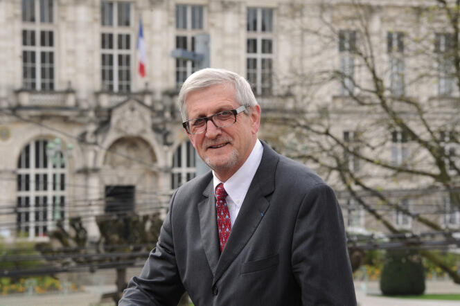 Emile Roger Lombertie, au lendemain de son &eacute;lection en tant que maire (Les R&eacute;publicains) de Limoges, le 31&nbsp;mars&nbsp;2014.