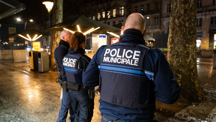 , Une passante agresse une &eacute;quipe de la police municipale &agrave; Toulouse, une sc&egrave;ne choquante et film&eacute;e
