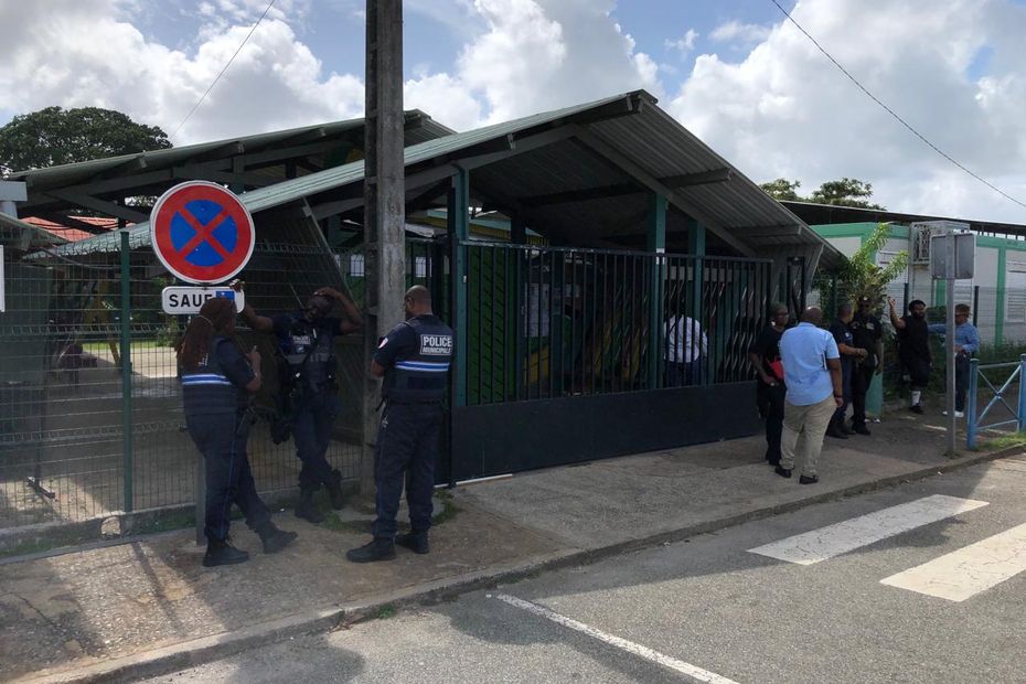 , Violences r&eacute;p&eacute;t&eacute;es devant l&rsquo;&eacute;cole Abriba &agrave; Matoury, le personnel d&eacute;nonce l&rsquo;ins&eacute;curit&eacute;