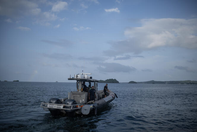 Des agents de la police aux fronti&egrave;res fran&ccedil;aise patrouillent pour intercepter des bateaux naviguant clandestinement des Comores vers Mayotte, dans l&rsquo;oc&eacute;an Indien, le 17&nbsp;f&eacute;vrier&nbsp;2024.