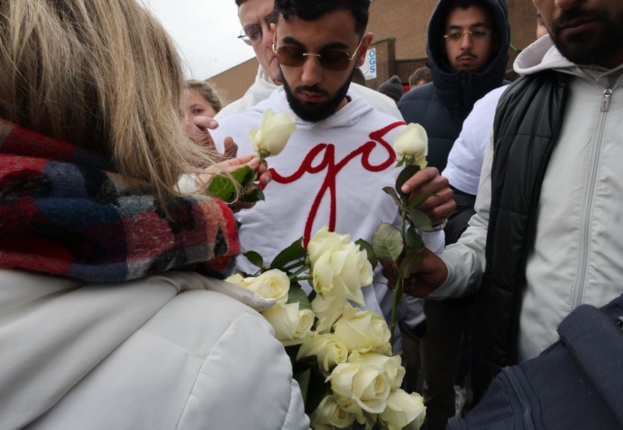 Des personnes se r&eacute;unissent pour une marche blanche en hommage &agrave; Philippe, 22 ans, battu &agrave; mort, le 19 avril 2024 &agrave; Grande-Synthe, dans le Nord