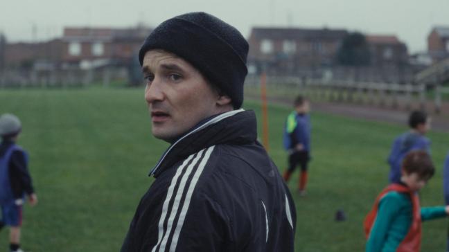 L&rsquo;acteur Jonathan Turnbull s&rsquo;est gliss&eacute; dans la peau d&rsquo;Enzo Salina, personnage repr&eacute;sentant Dino Scala, violeur en s&eacute;rie de la Sambre. Cr&eacute;dit What's Up Films