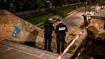 Des policiers pr&egrave;s des lieux d'une attaque au couteau sur les quais de Bordeaux (Gironde), le 10 avril 2024. (UGO AMEZ / SIPA)