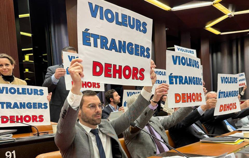 , Bourgogne-Franche-Comt&eacute; : &laquo; Violeurs &eacute;trangers dehors &raquo;, des &eacute;lus RN brandissent des pancartes anti-immigr&eacute;s en conseil
