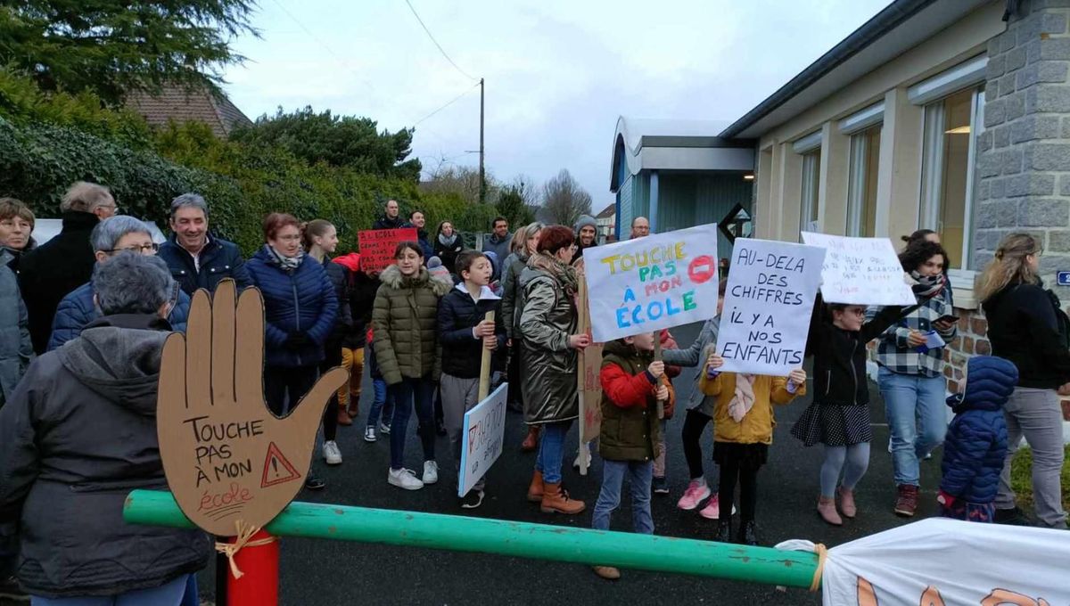 , Carte scolaire : des parents, des enfants, des enseignants et des &eacute;lus bloquent l&rsquo;&eacute;cole d&rsquo;Averton
