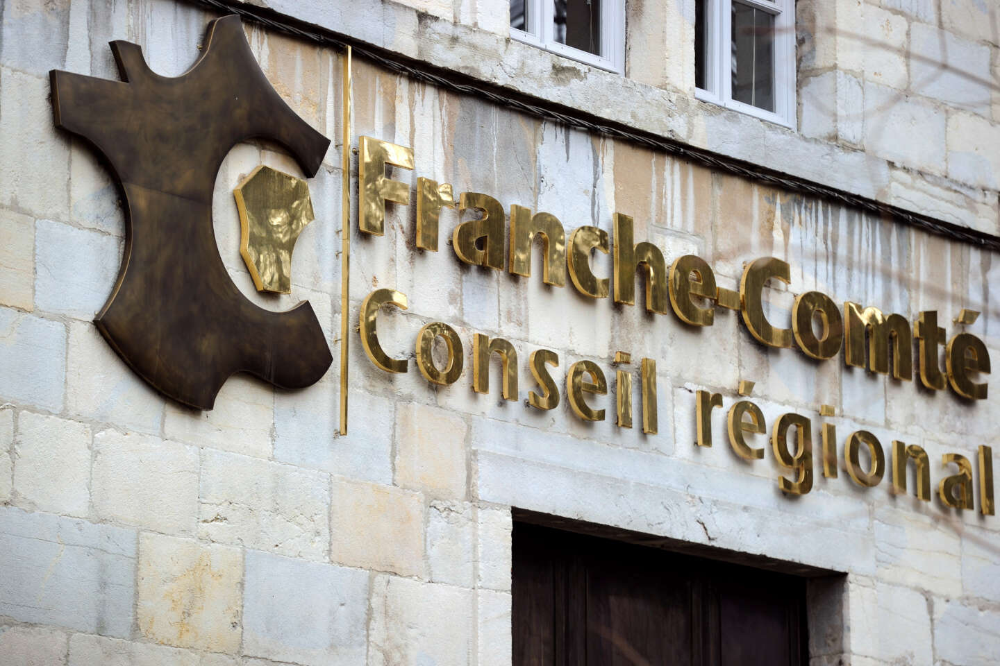 , Des &eacute;lus RN de Bourgogne-Franche-Comt&eacute; brandissent des affiches x&eacute;nophobes en plein conseil r&eacute;gional