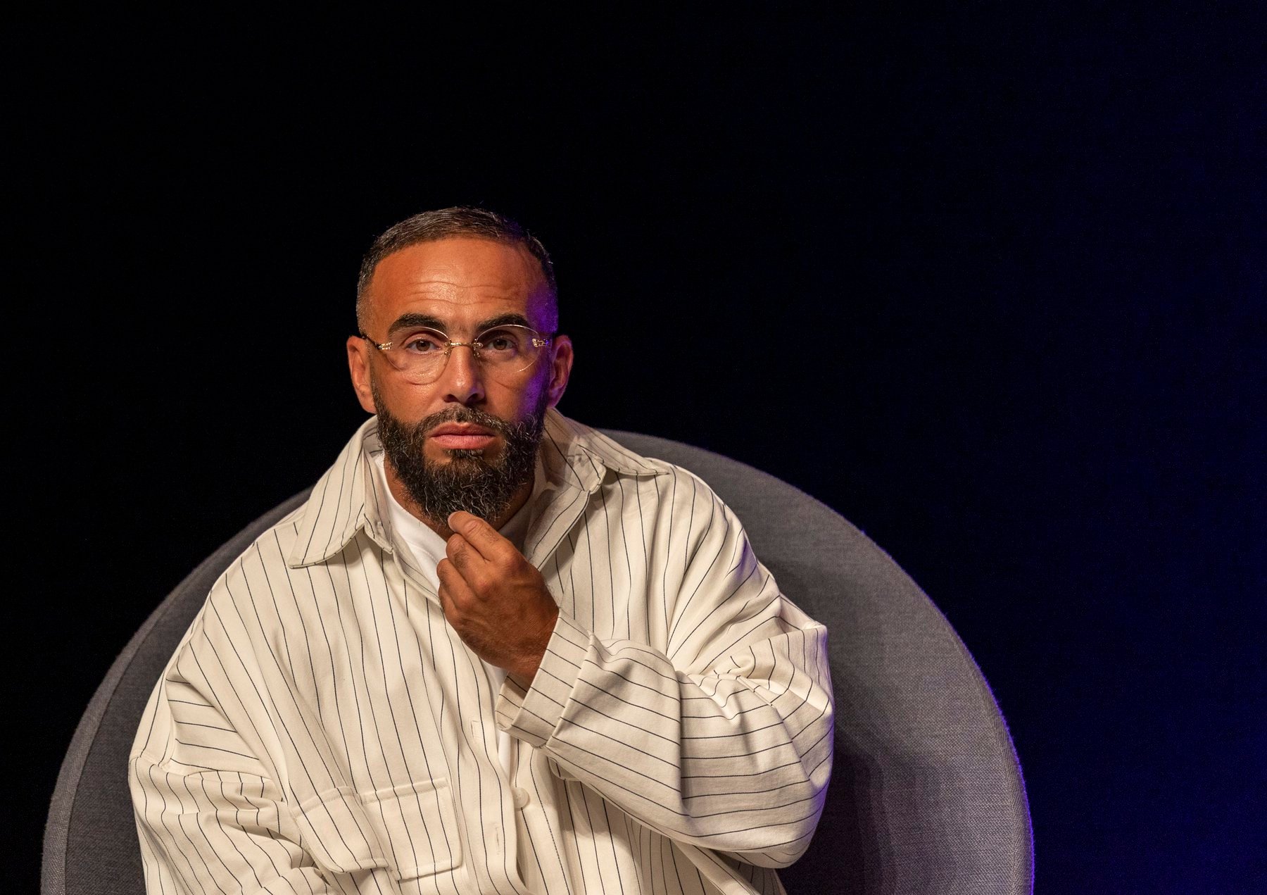 , Fl&eacute;chettes sur des photos d&rsquo;&eacute;lus: le rappeur M&eacute;dine relax&eacute;