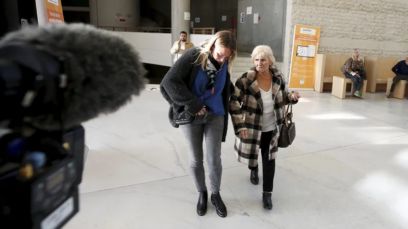 Palais de justice de Grasse, le 30 novembre 2022. La victime de l'agression arrive au proc&egrave;s.