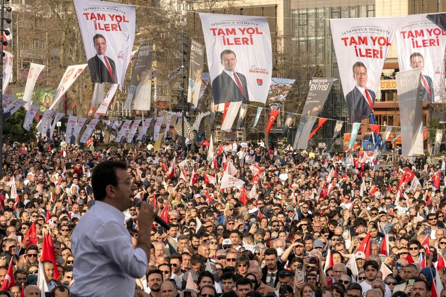 Le maire sortant d'Istanbul Ekrem Imamoglu lors d'un meeting &eacute;lectoral la veille des municipales, le 30 mars 2024