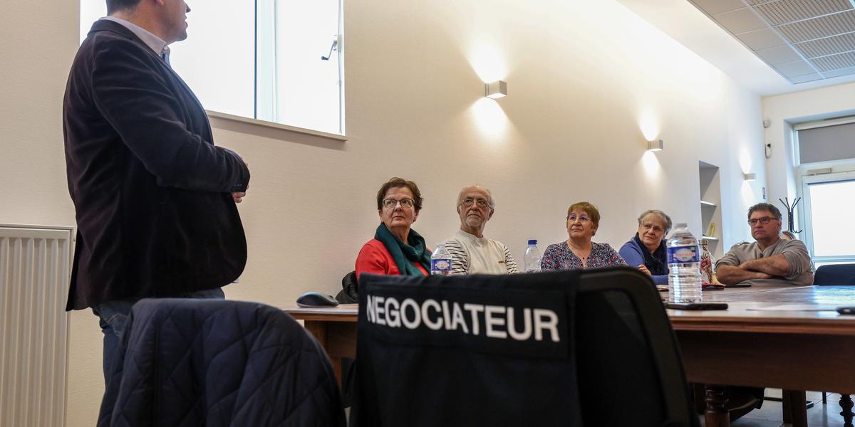 , &ldquo;J&rsquo;ai cru que j&rsquo;allais m&rsquo;en prendre une&rdquo;: &agrave; Lux&eacute;, des &eacute;lus se forment &agrave; d&eacute;samorcer les tensions avec les administr&eacute;s