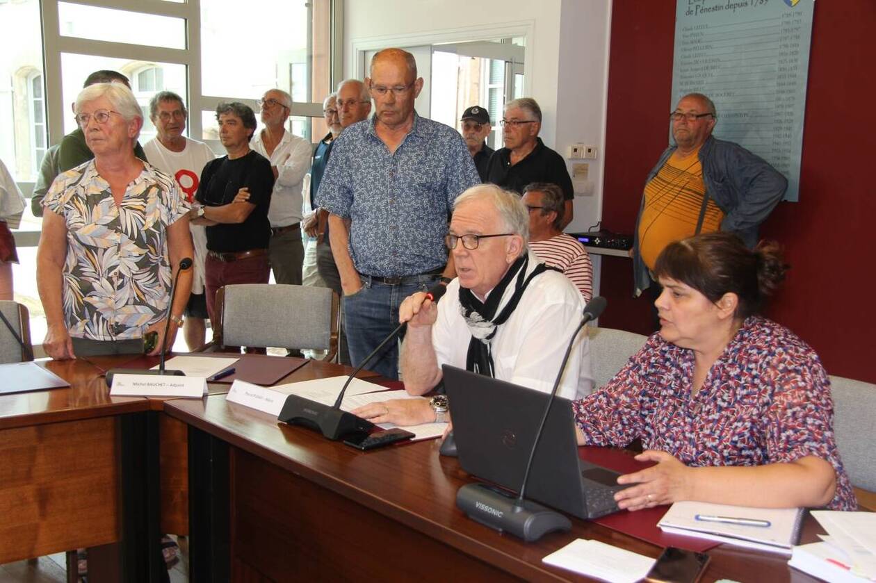Le maire de P&eacute;nestin, Pascal Puisay (au micro), lors du conseil municipal qui avait d&ucirc; &ecirc;tre interrompu, le 9&nbsp;juin 2023.