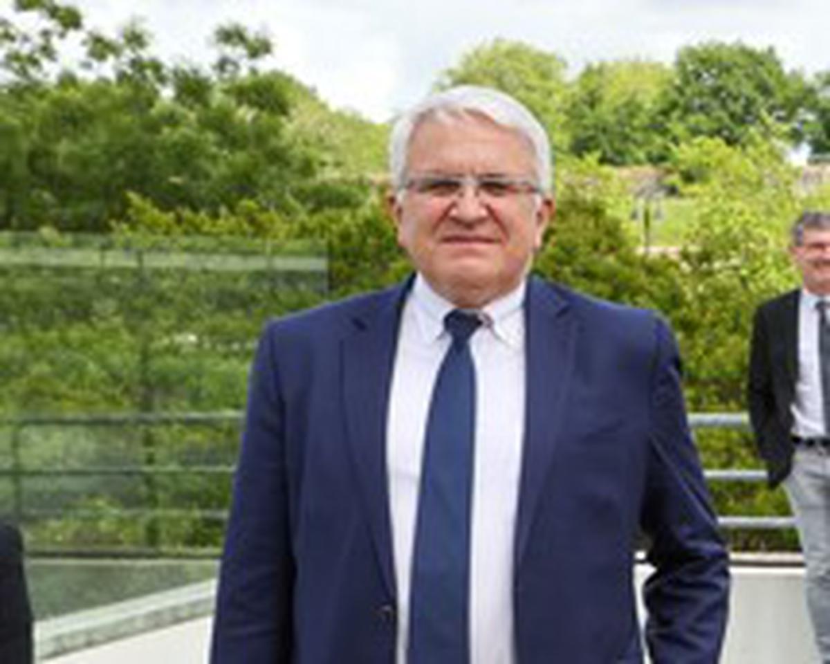 , Le maire de Cambo-les-Bains, bouscul&eacute; apr&egrave;s l&rsquo;interruption du conseil municipal, chute au sol et termine &agrave; l&rsquo;h&ocirc;pital