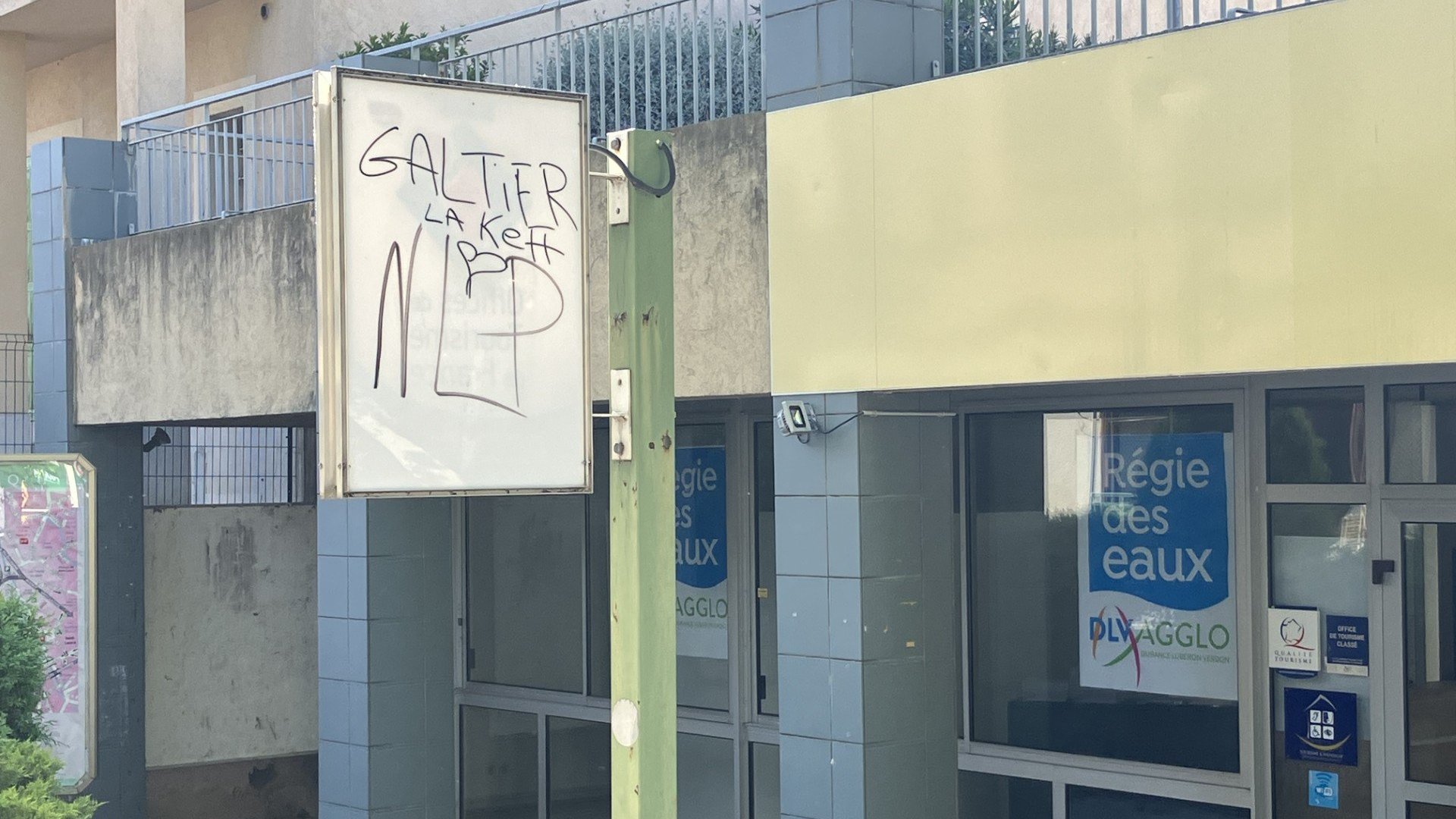 , Le maire de Manosque Camille Galtier vis&eacute; par des insultes inscrites sur la voie publique