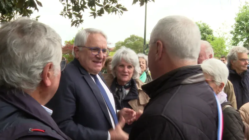 Le maire de Combo-les-bains, Christian Dev&egrave;ze, a &eacute;t&eacute; largement soutenu apr&egrave;s son agression.