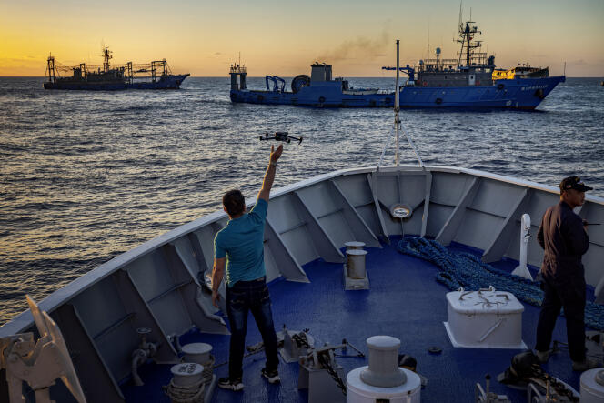 Les gardes-c&ocirc;tes philippins pilotent un drone pour &eacute;viter les navires de la milice chinoise qui naviguent &agrave;&nbsp;proximit&eacute; des troupes stationn&eacute;es sur l&rsquo;atoll Second Thomas, dans la mer de Chine m&eacute;ridionale, lors d&rsquo;une mission de r&eacute;approvisionnement, le 5 mars 2024.