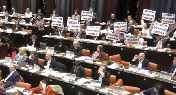 photo en pleine assembl&eacute;e pl&eacute;ni&egrave;re du conseil r&eacute;gional de bourgogne-franche-comt&eacute;, les &eacute;lus du rassemblement national ont brandi des pancartes affichant le message &laquo; violeurs &eacute;trangers dehors &raquo;. 