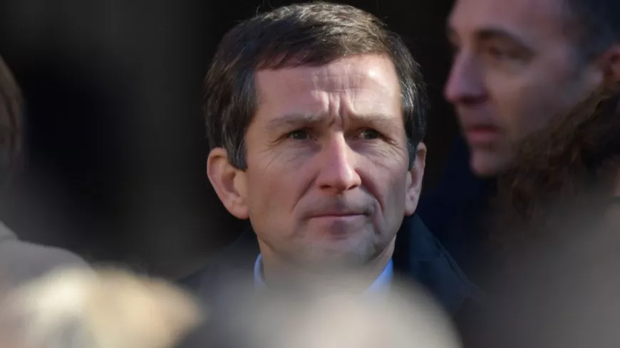, Pr&egrave;s de Lyon : un maire aveugl&eacute; par un laser alors qu&rsquo;il conduit sa voiture